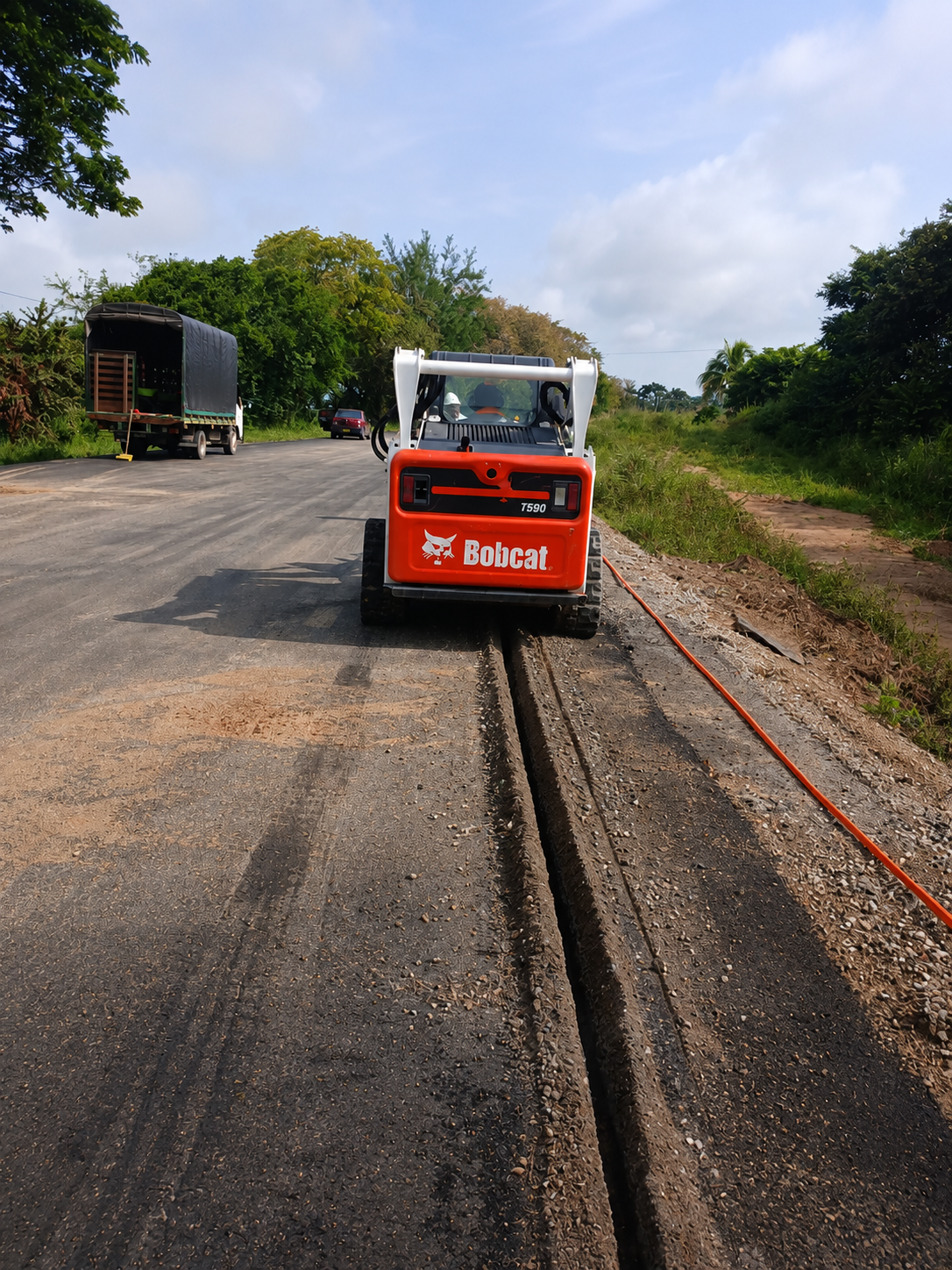 Microzanjadora Bobcat T590 realizando microzanja en obra